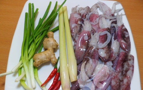 Nguyên liệu làm món mực xào lăn