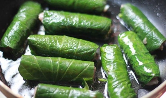 Chiên chả trong dầu nóng