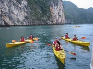 Chèo thuyền Kayak trên vịnh Hạ Long 