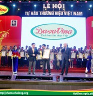 Ông Nguyễn Bá Toàn - giám đốc công ty Đặc Sản Việt Nam lên nhận giải