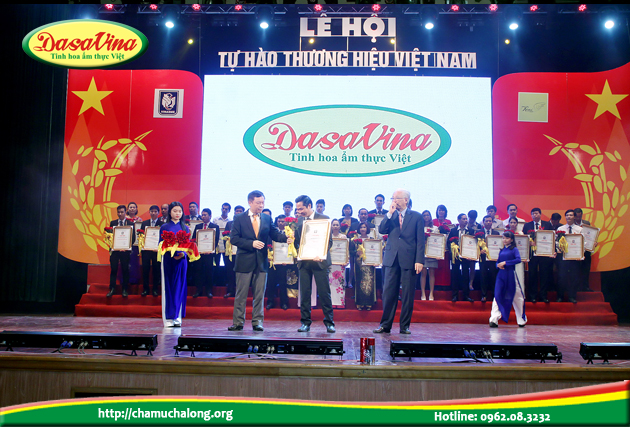 Ông Nguyễn Bá Toàn - giám đốc công ty Đặc Sản Việt Nam lên nhận giải