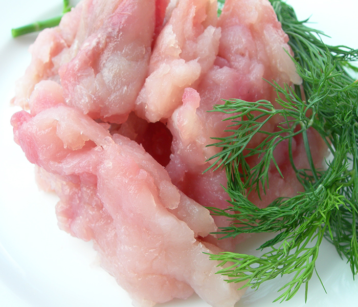 Cho thịt cá vào ngăn đông để tăng độ quện của chả