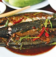 Cá nục kho me, cá kèo kho rau răm đều là những món ăn đơn giản nhưng không kém hấp dẫn